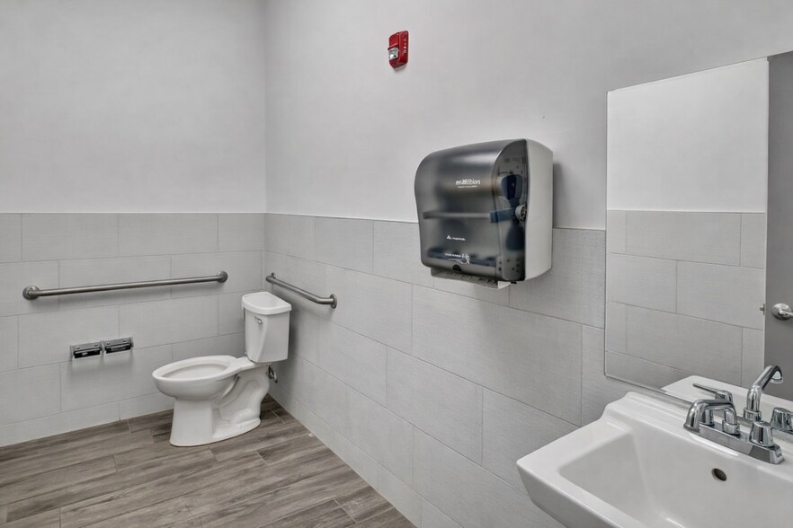 More Photos Of 4800 Lyons Technology Pky, Coconut Creek Warehouse For Lease