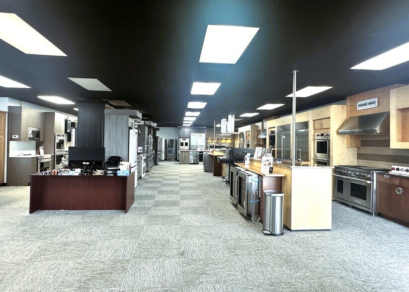 More Photos Of 3965 N Academy Blvd, Colorado Springs Freestanding For Sale