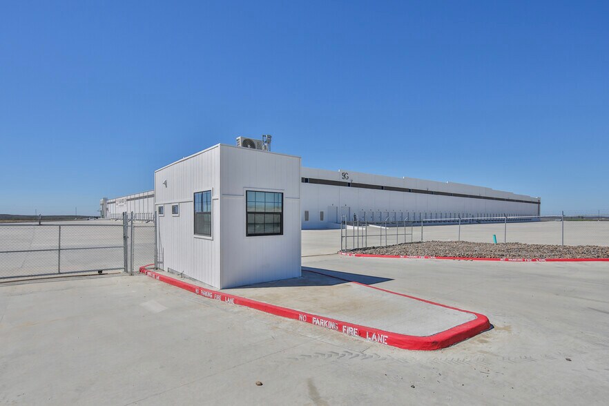 More Photos Of 1017 Northway Ln, Laredo Distribution For Lease