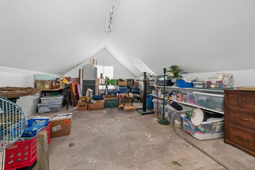 More Photos Of 209 S Main St, Lindale Loft Creative Space For Sale