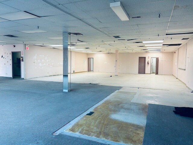 More Photos Of 114 Dundas St E, Whitby Storefront Retail Office For Lease