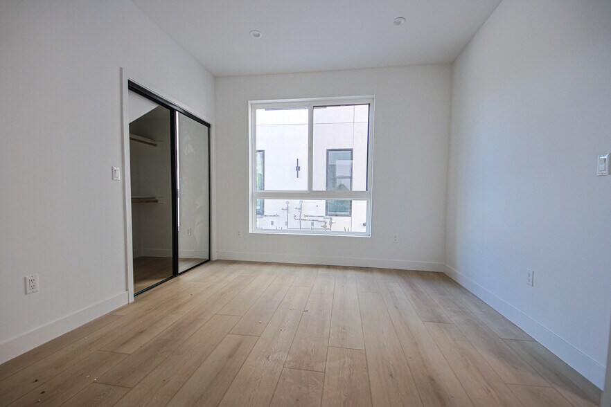 More Photos Of 6401 Odessa Ave, Lake Balboa Multifamily For Sale