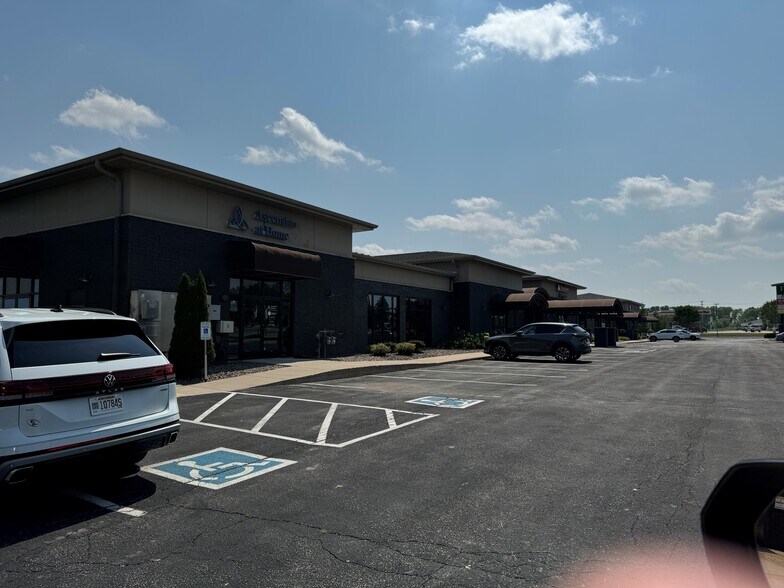 More Photos Of 1600-1688 N Casaloma Dr, Grand Chute General Retail For Lease