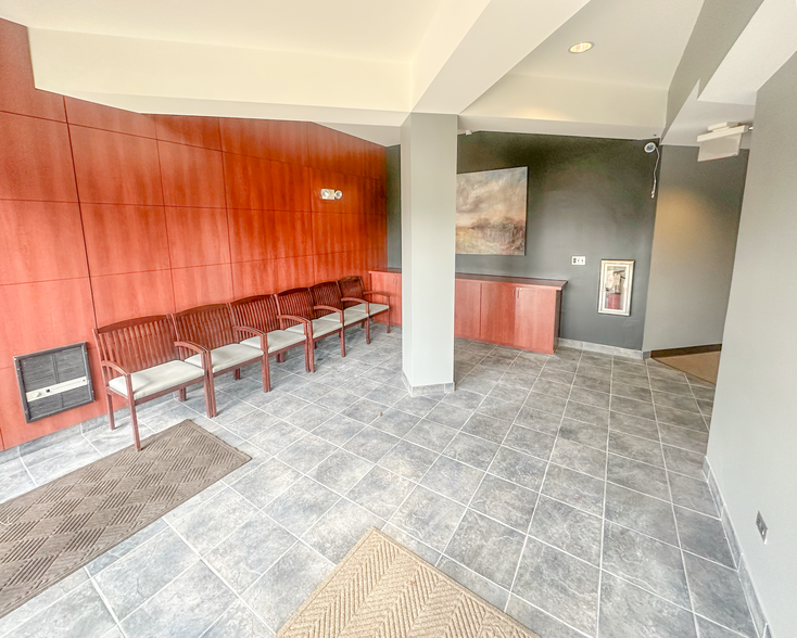 More Photos Of 600 Dakota St, Crystal Lake Office For Sale