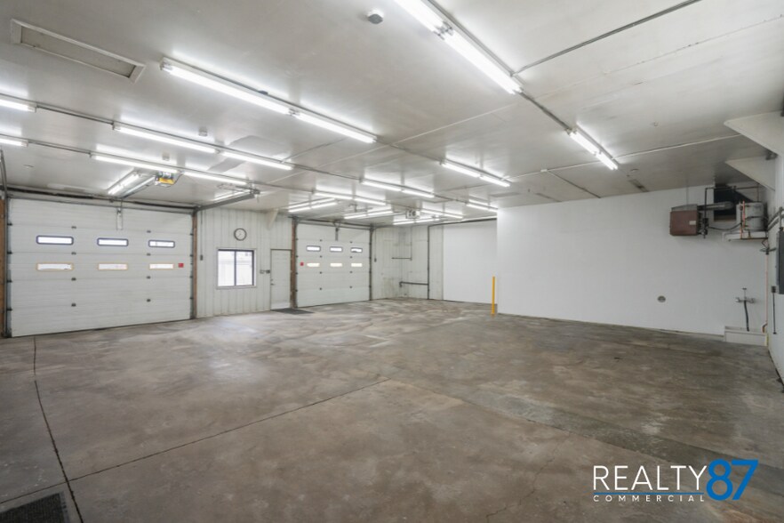 More Photos Of 1620 W Post Rd SW, Cedar Rapids Warehouse For Sale