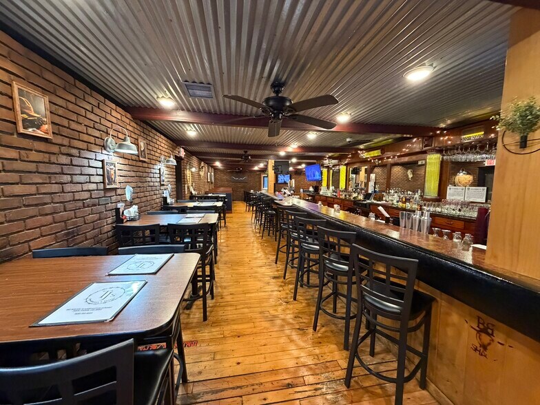 More Photos Of 617 S Washington St, New Paris Bar For Sale