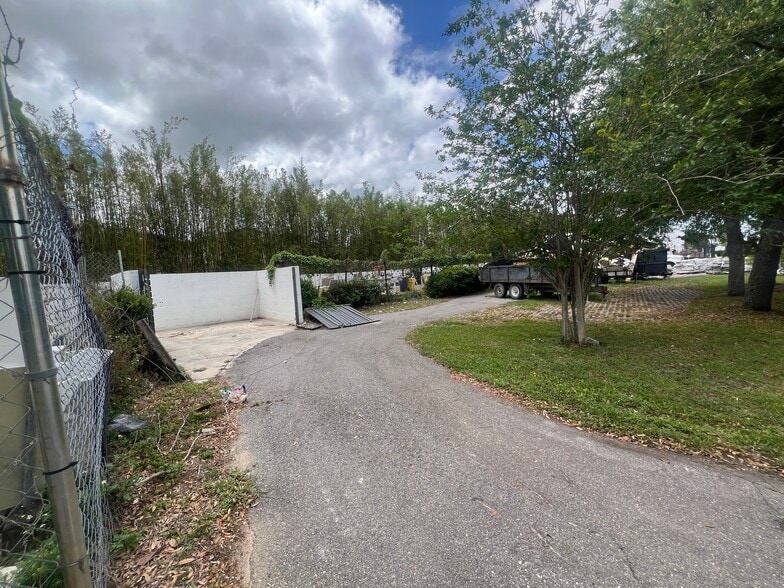 More Photos Of 7704 W Hillsborough Ave, Tampa Warehouse For Lease
