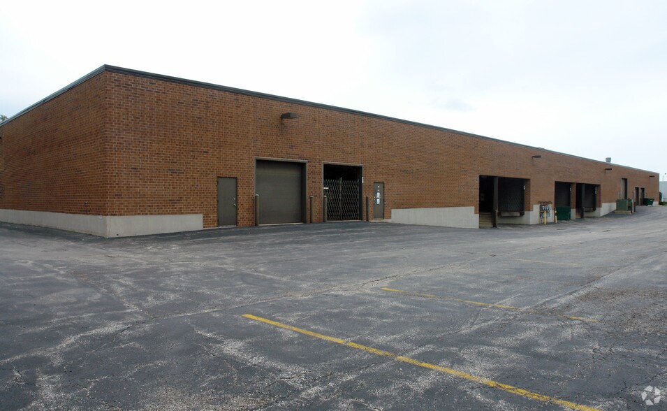 More Photos Of 11-55 E Hintz Rd, Wheeling Showroom For Lease