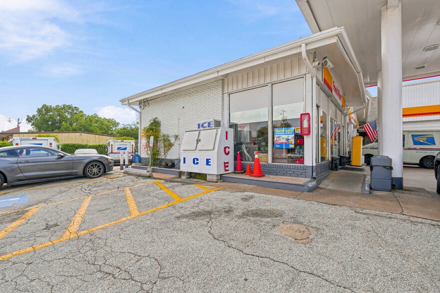 More Photos Of 101 S Friendswood Dr, Friendswood General Retail For Sale