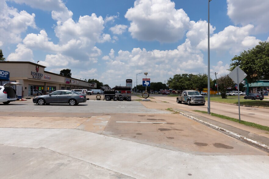 More Photos Of 1002 Edgebrook Dr, Houston Auto Repair For Sale