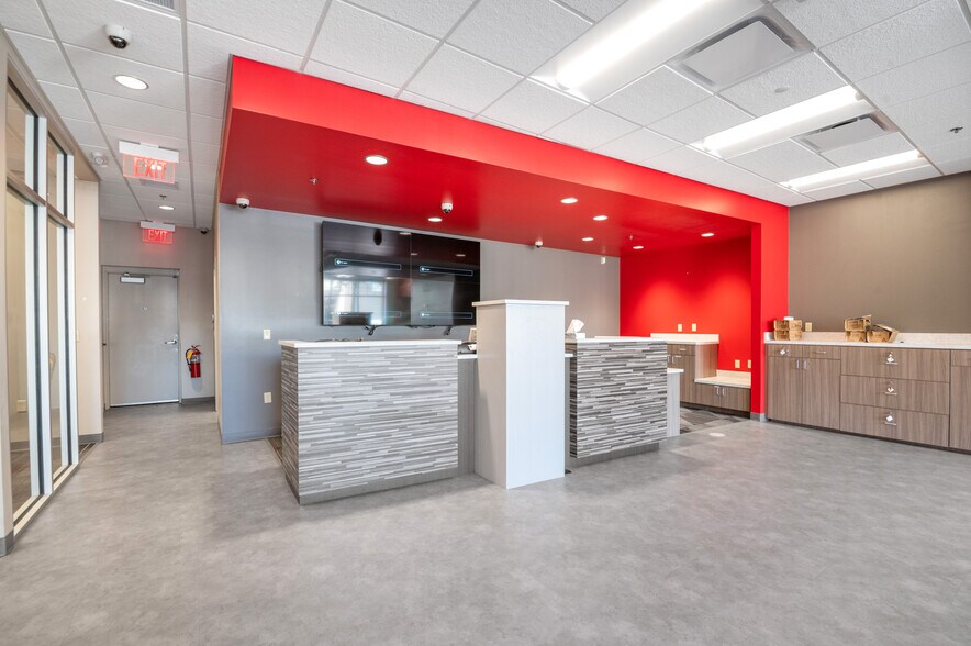 More Photos Of 100-140 N Washington St, Green Bay General Retail For Lease