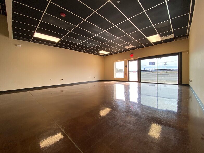 More Photos Of 8921 NW Expressway St, Oklahoma City Warehouse For Lease