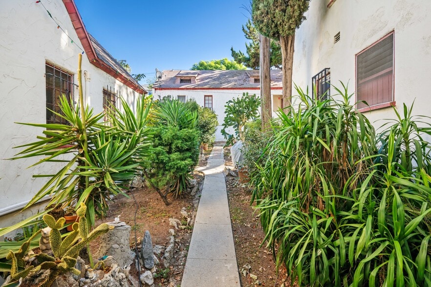 More Photos Of 2106 Valentine St, Los Angeles Apartments For Sale