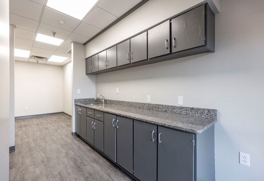 More Photos Of 6812 Corporate Dr, Indianapolis Warehouse For Lease