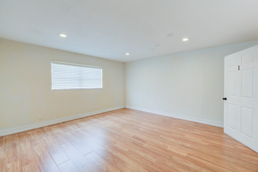 More Photos Of 359 10th St, West Palm Beach Storefront Retail Office For Sale