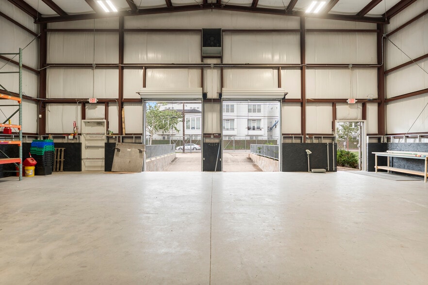 More Photos Of 5414 Larkin St, Houston Warehouse For Sale