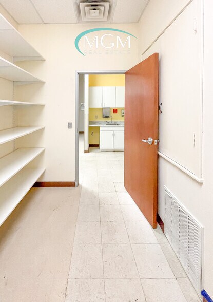 More Photos Of 1652 E Houston St, Beeville Healthcare For Lease