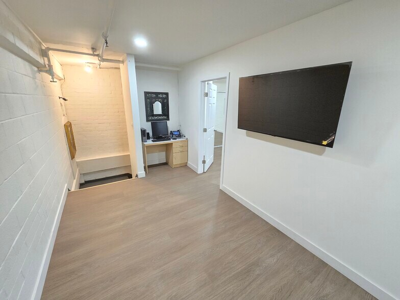 More Photos Of 3000 S Grand Ave, Los Angeles Warehouse For Lease