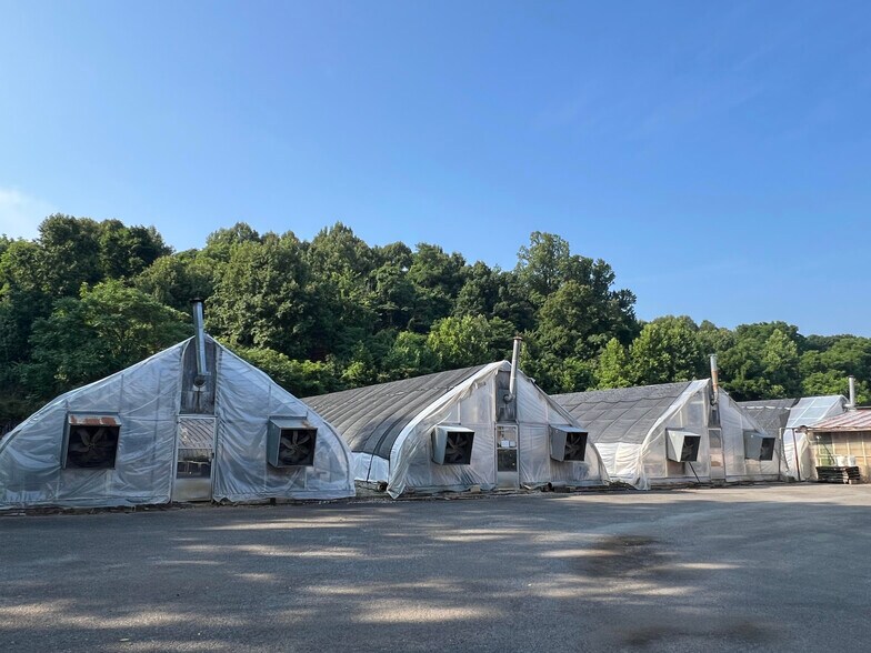 More Photos Of 2306 W Riverside Dr, Salem Specialty For Sale