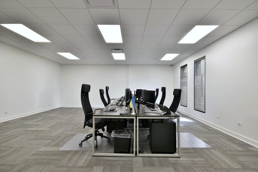 More Photos Of 6363 W 73rd St, Bedford Park Manufacturing For Lease