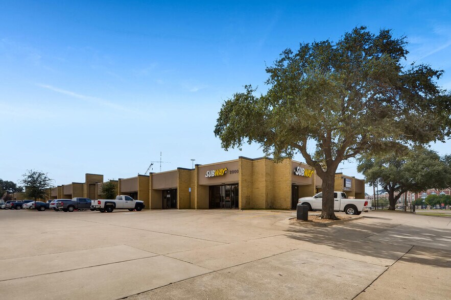 More Photos Of 2016 E Randol Mill Rd, Arlington Warehouse For Lease