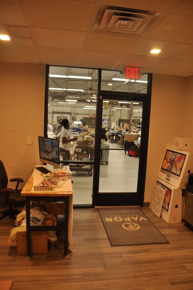 More Photos Of 917 Commerce Cir, Hanahan Warehouse For Lease