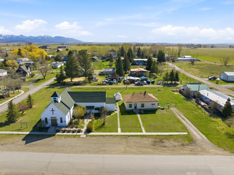 More Photos Of 210 Miles Ave, Clyde Park Specialty For Sale