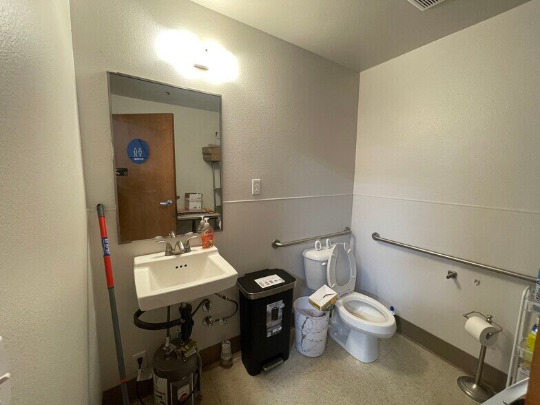 More Photos Of 208 Technology Dr, Irvine Light Distribution For Lease