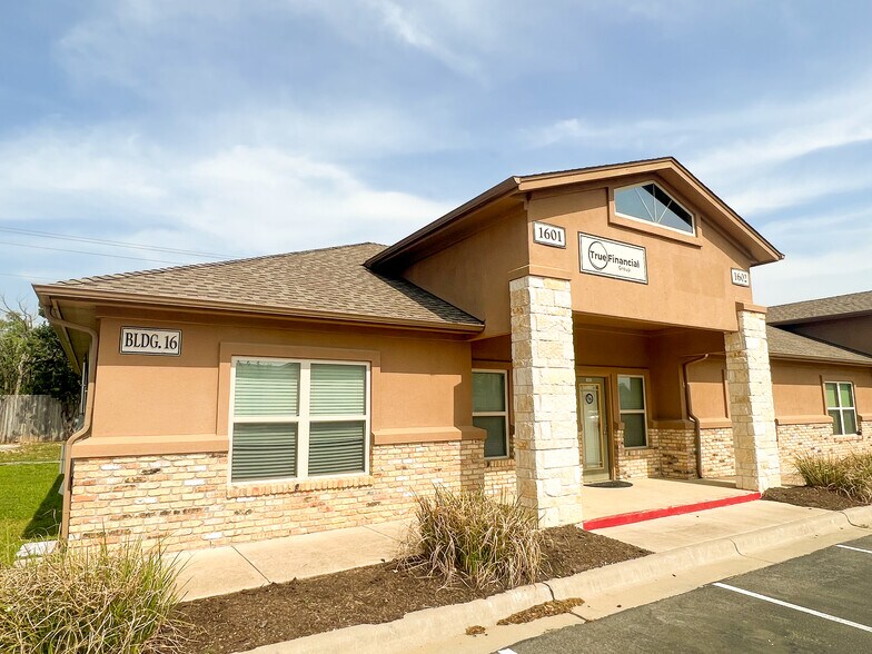 More Photos Of 1464 E Whitestone Blvd, Cedar Park Loft Creative Space For Lease