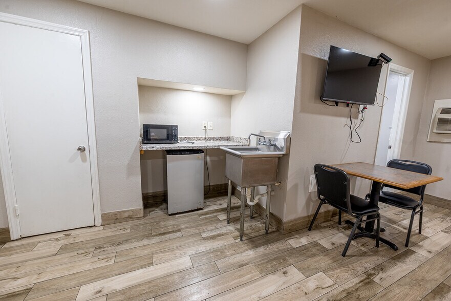More Photos Of 1757 N Temple Ave, Starke Hotel For Sale
