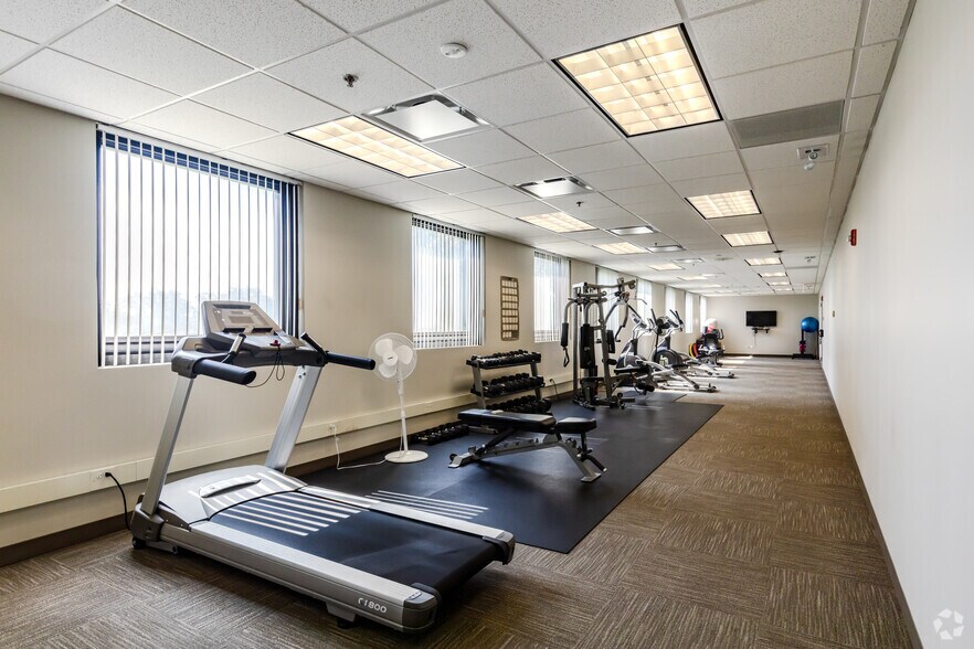 More Photos Of 1950 S Batavia Ave, Geneva Office For Lease