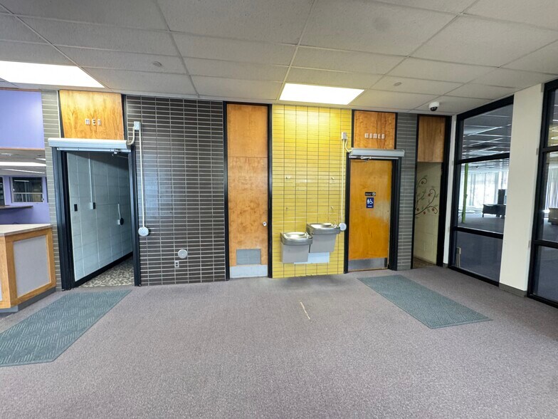 More Photos Of 40 E Simmons St, Galesburg Flex For Sale