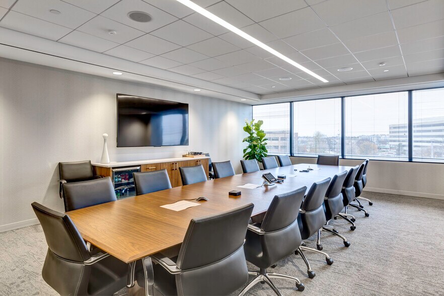 More Photos Of 1431 Opus Pl, Downers Grove Office For Lease