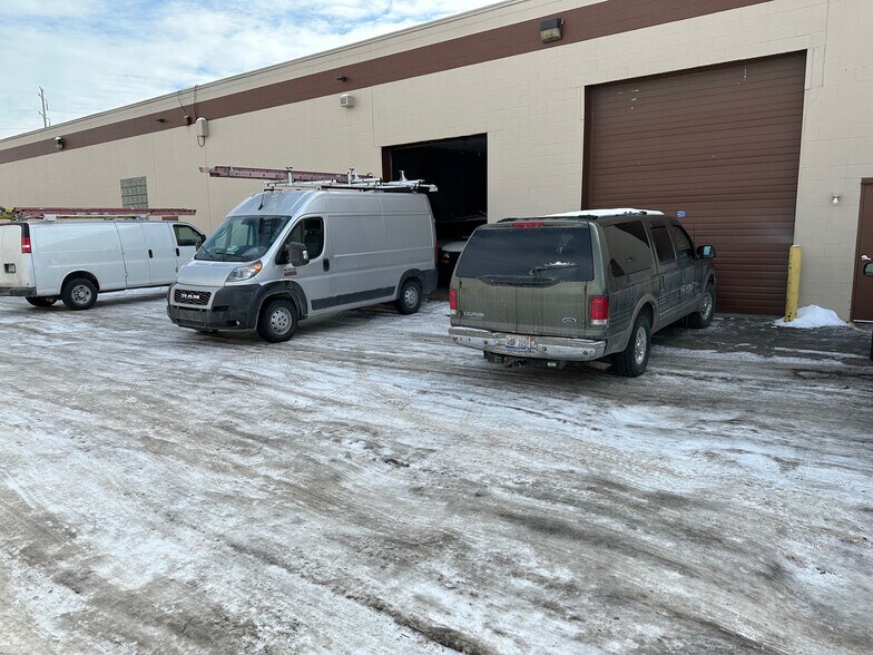 More Photos Of 27270-27300 Gloede Dr, Warren Warehouse For Lease