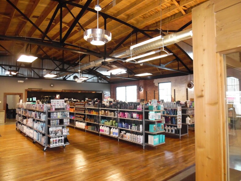 More Photos Of 315 S 9th St, Mount Vernon Showroom For Sale