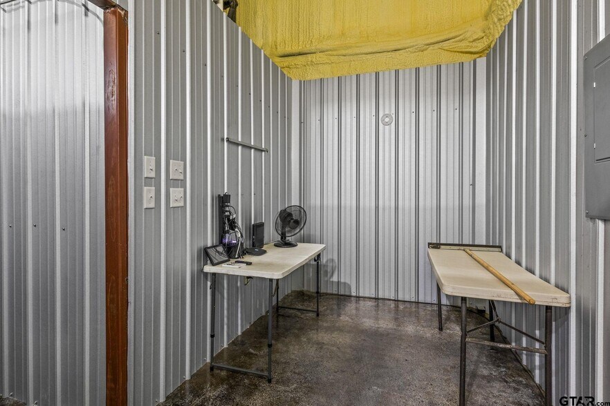 More Photos Of 908 W Broadway St, Winnsboro Flex For Sale