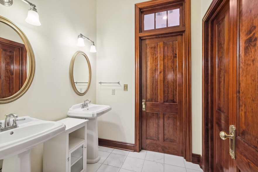 More Photos Of 920 - 926 Tchoupitoulas St, New Orleans Light Distribution For Sale