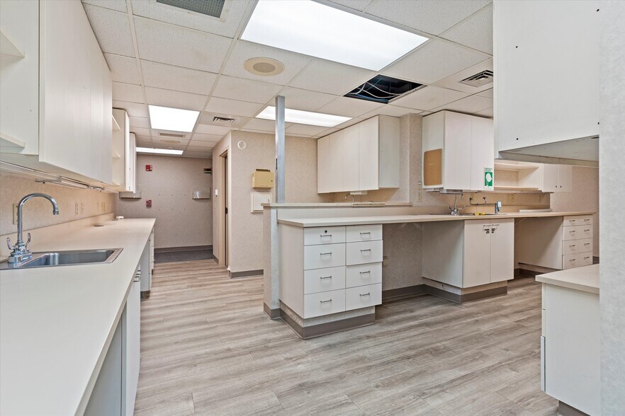 More Photos Of 705 Baptiste Dr, Paola Medical For Sale
