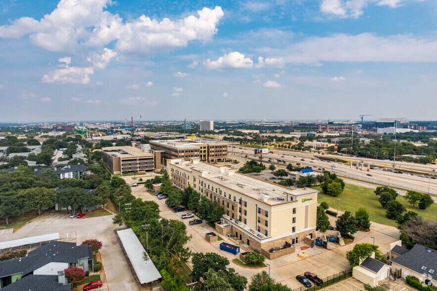 More Photos Of 1311 Wet N Wild Way, Arlington Hotel For Sale