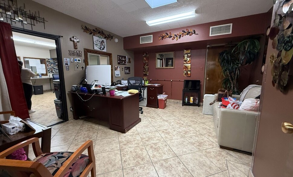 More Photos Of 8010 Mountain Rd NE, Albuquerque Medical For Lease