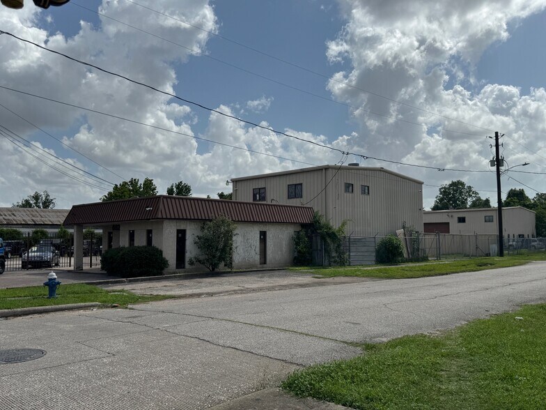 Primary Photo Of 6825 N Shepherd Dr, Houston Auto Repair For Lease