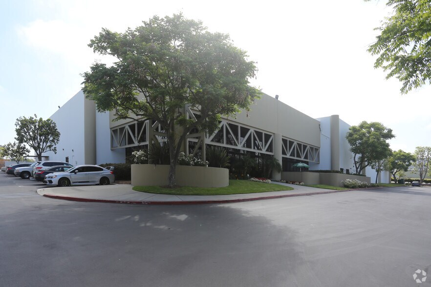 More Photos Of 7 Holland, Irvine Warehouse For Lease