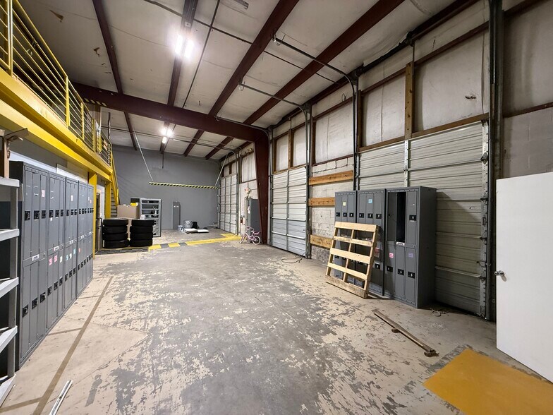 More Photos Of 1100 Executive Blvd, Chesapeake Light Distribution For Lease