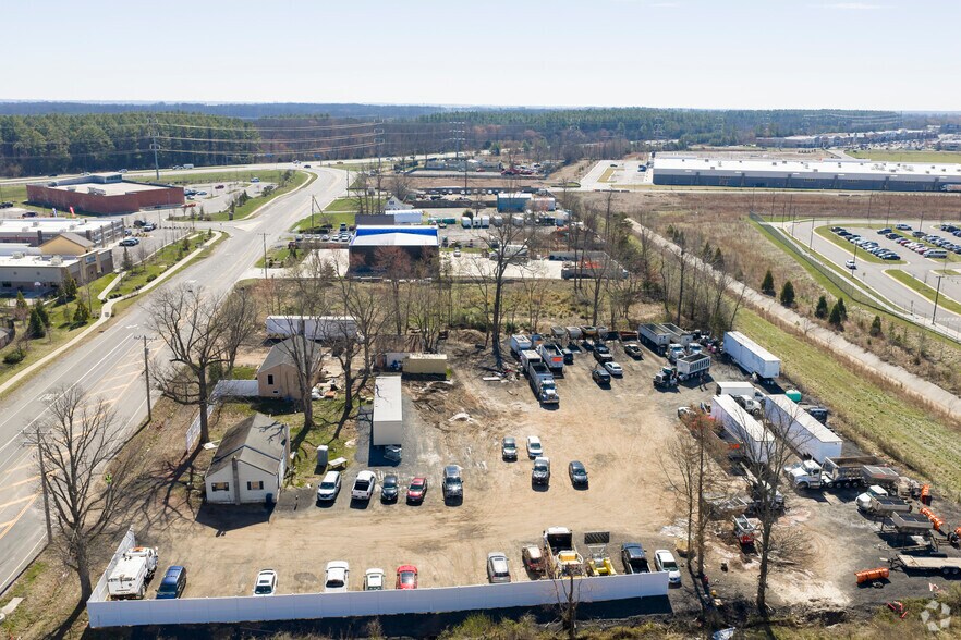 More Photos Of 25119-25137 Arcola Mills Dr, Sterling Land For Lease