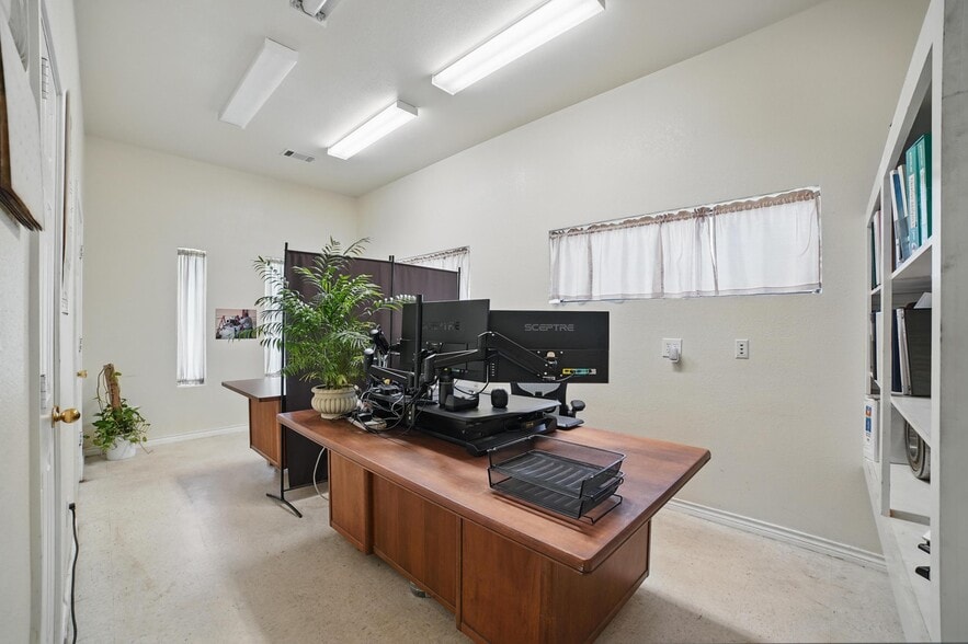 More Photos Of 610 W Simonds Rd, Seagoville Flex For Sale