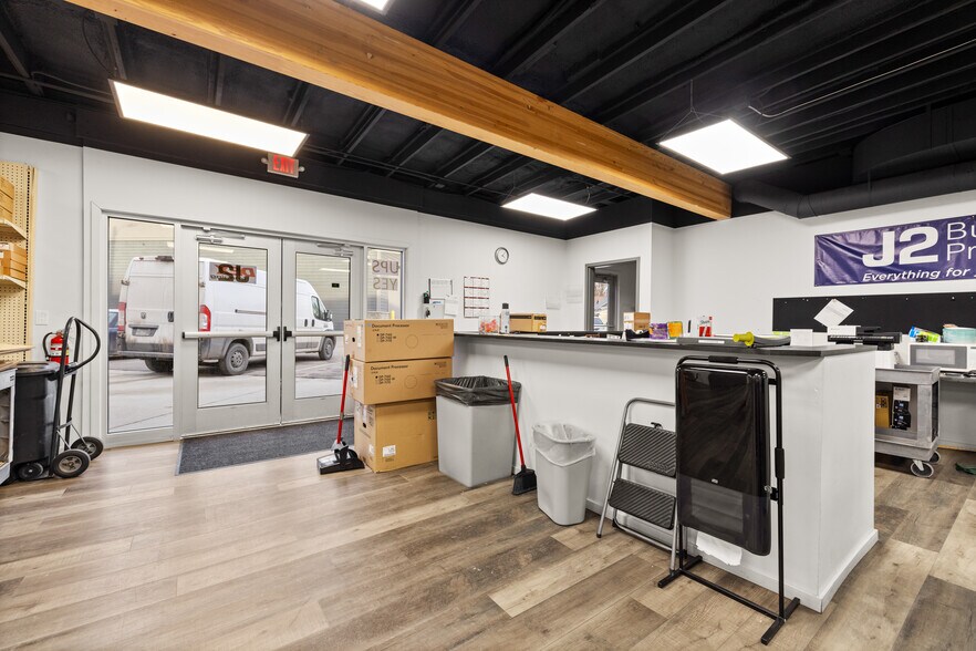 More Photos Of 115 1/2 W Wyoming St, Kalispell Showroom For Lease