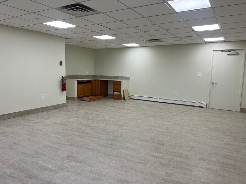 More Photos Of 550 Brush Ave NW, Bronx Warehouse For Lease