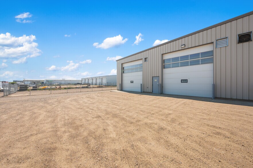More Photos Of 4807 40 Av, Lloydminster Warehouse For Lease