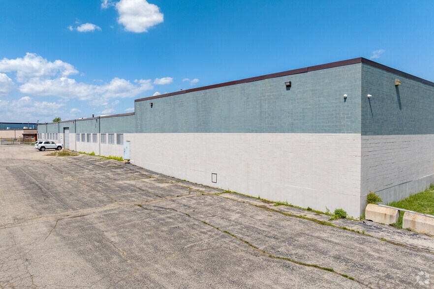 More Photos Of 50750 E Russell Schmidt Blvd, Chesterfield Warehouse For Lease