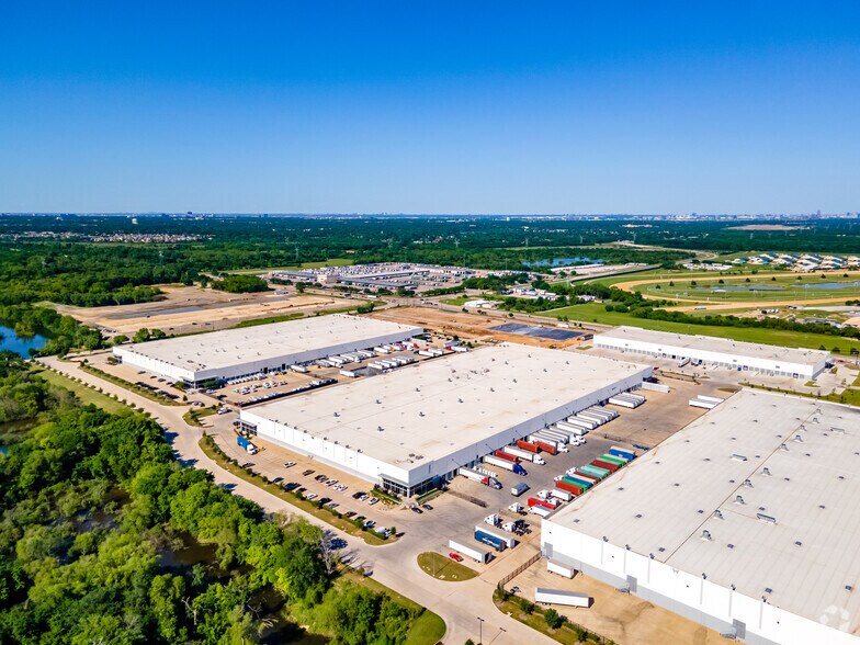 More Photos Of 2250 Lion Country Pky, Grand Prairie Distribution For Lease